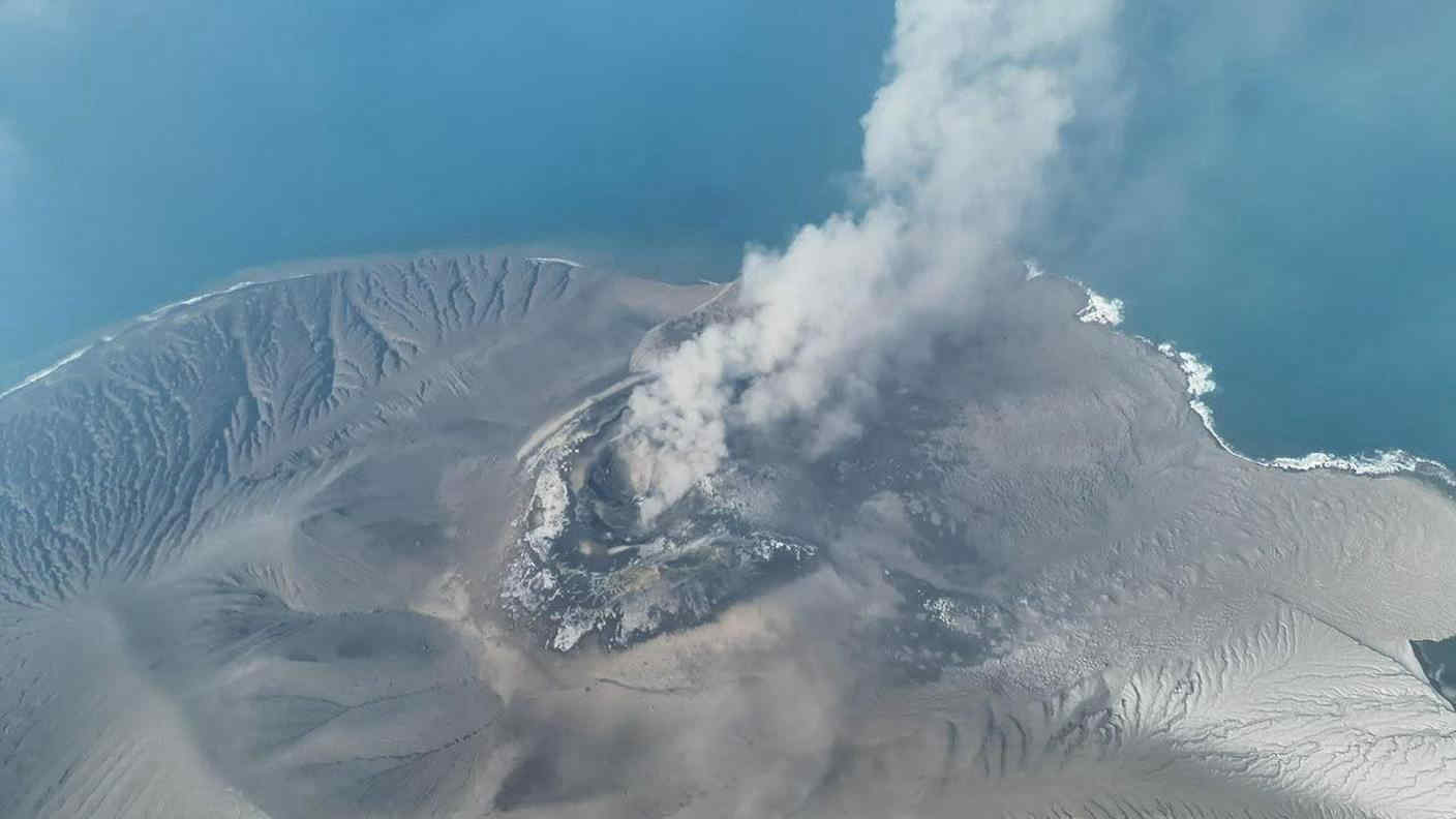 Eruzione dell’Anak Krakatau, disagi nei cieli: 8 aeroporti in Indonesia bloccati dalla nube di cenere