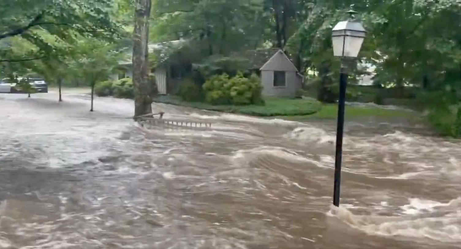 Alluvioni lampo tra New York e Connecticut: cadono 100 mm di pioggia in un'ora, strade allagate e decine di persone soccorse