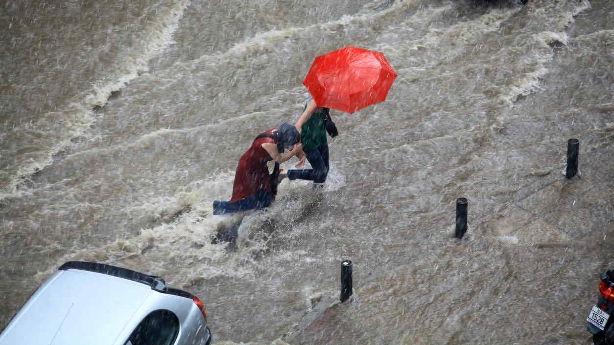 Caldo anomalo, il rischio non finisce con l’estate: sempre più eventi estremi anche fuori stagione