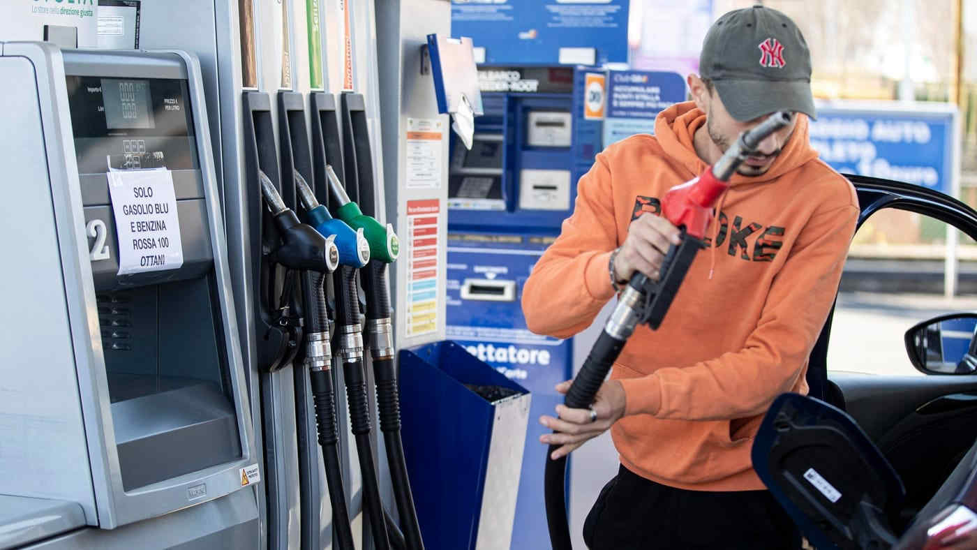 Il prezzo del gasolio vola, potrebbe sfiorare in autostrada la soglia dei 3 euro al litro, l’allarme del Codacons
