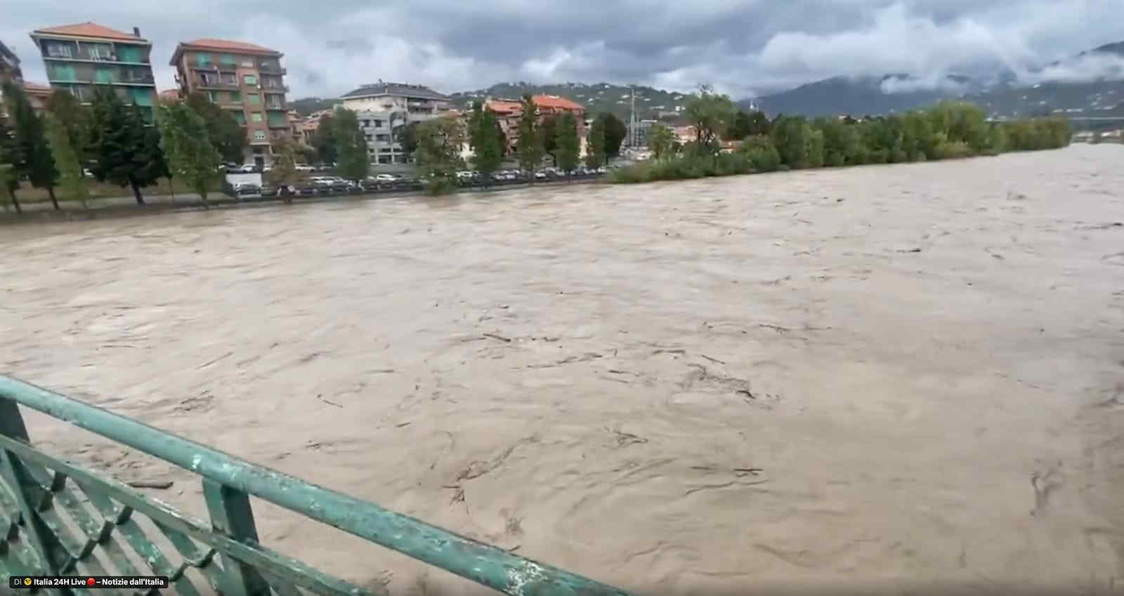 Maltempo in Liguria, esonda il Lavagna nell'entroterra di Genova: cresce l'allerta