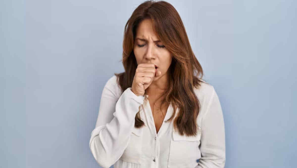 Tosse di notte, possibile legame con lo smog: lo studio sugli effetti dell’aria inquinata sul sonno