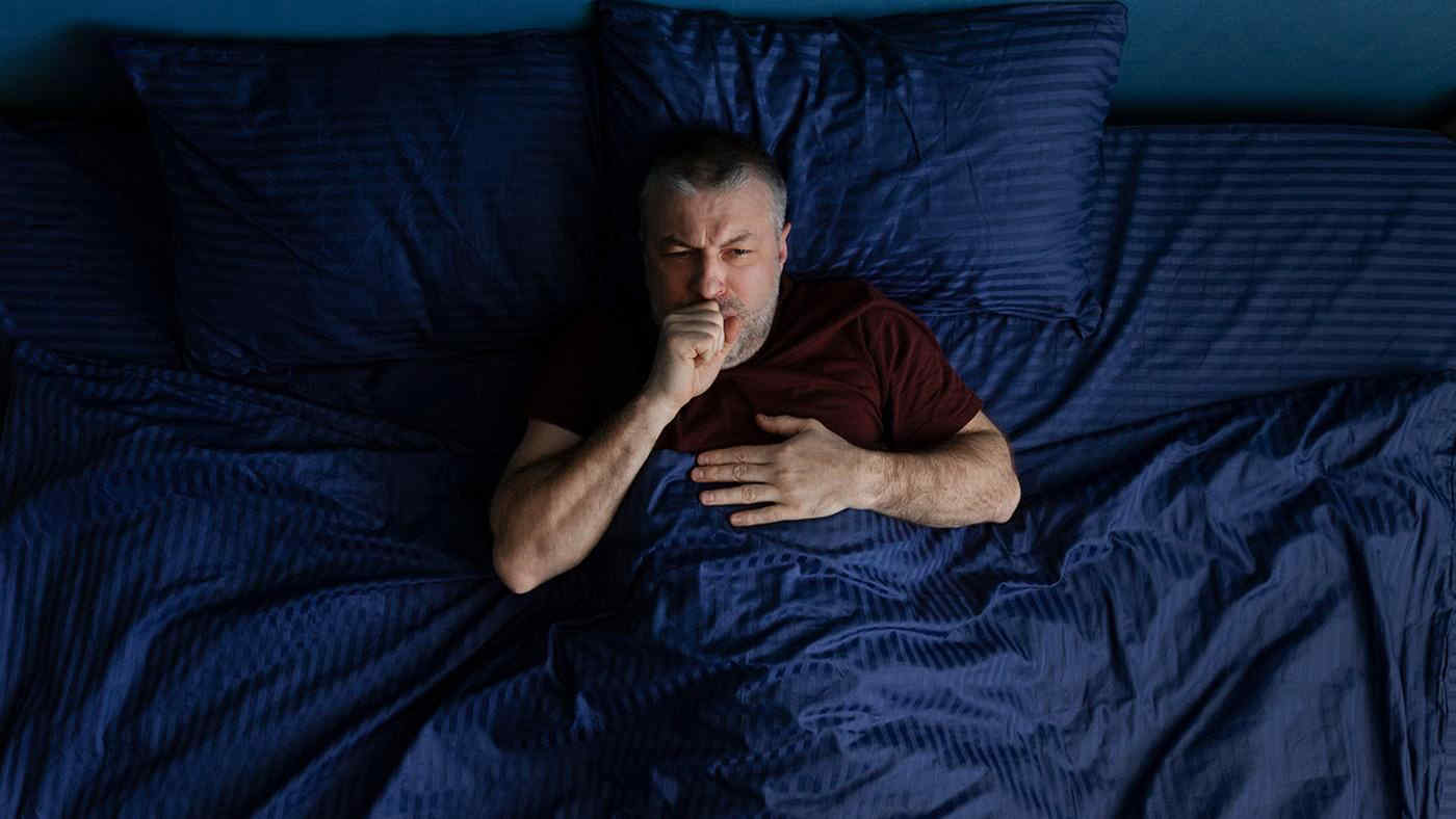 Tosse di notte, possibile legame con lo smog: lo studio sugli effetti dell’aria inquinata sul sonno