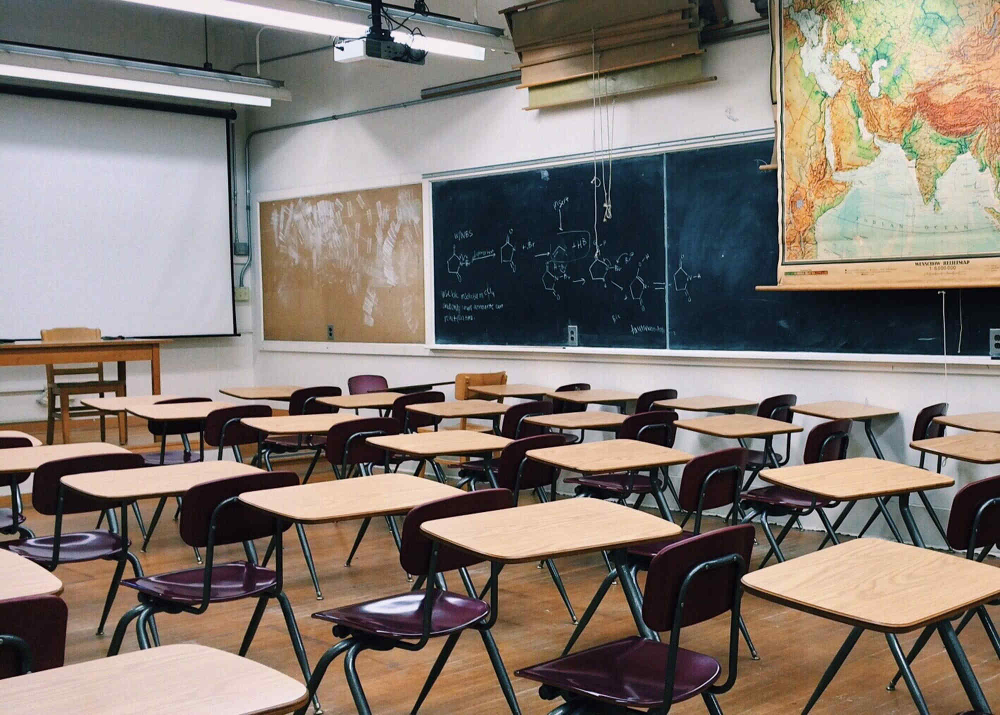 Caldo torrido nelle scuole, sindaci e medici chiedono il rinvio: “A rischio la salute degli studenti”