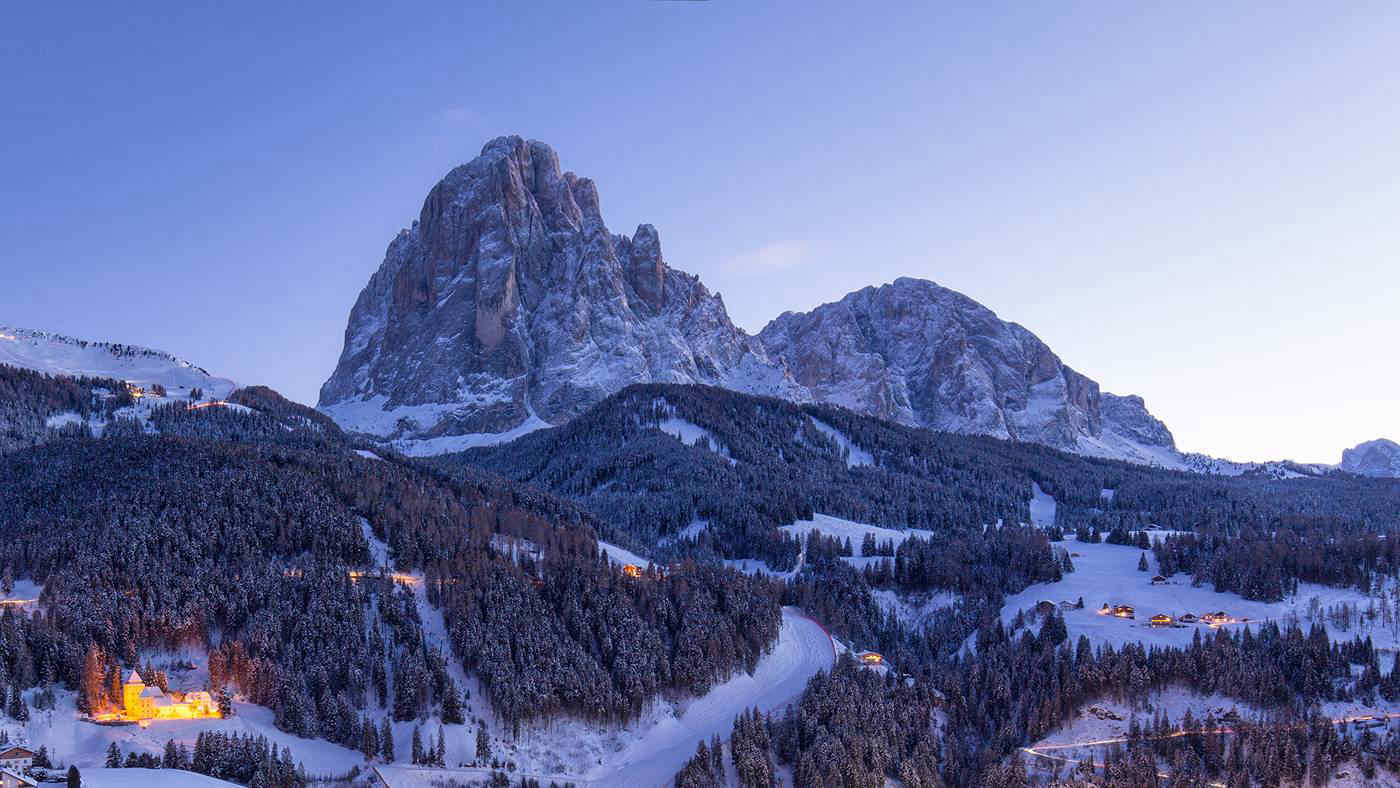 Dolomiti, la prima neve regala uno spettacolo mozzafiato sotto la Luna di ottobre - Foto