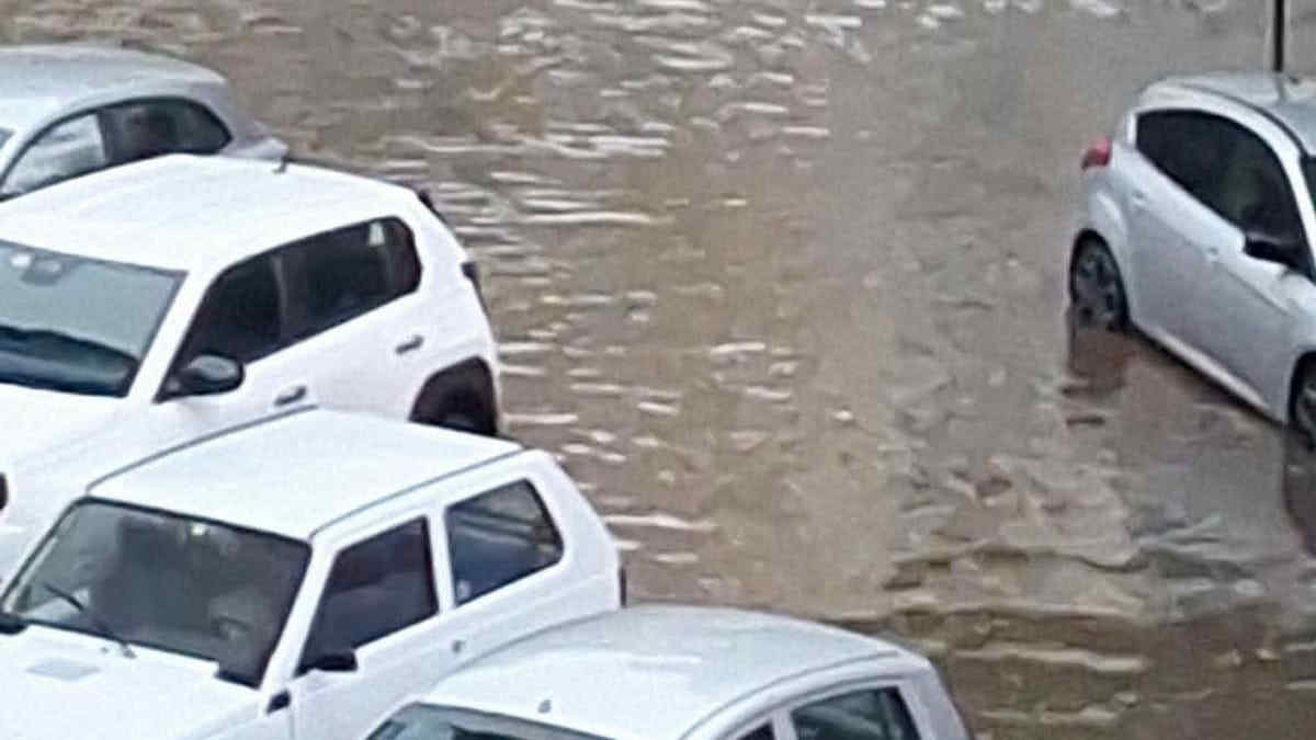 Nubifragio a Foggia, strade allagate e auto in panne: traffico in tilt