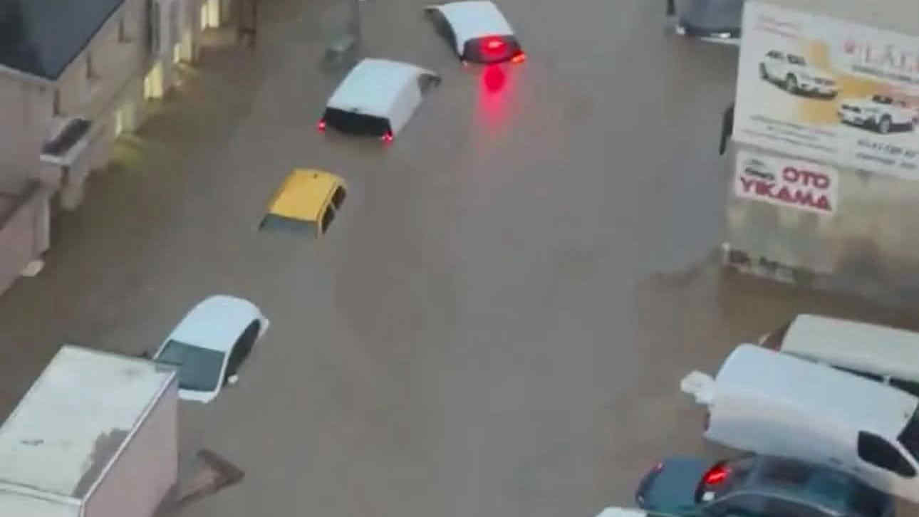 Meteo, alluvione a Istanbul: due morti, strade allagate e scuole chiuse