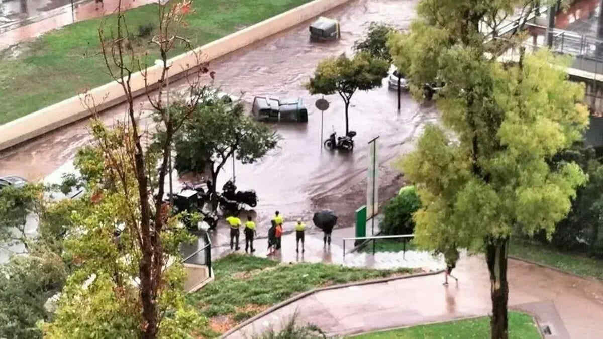 Maltempo in Spagna, nubifragi tra Barcellona e Valencia: in 6 ore la pioggia di un mese e si registrano 2 vittime - Video