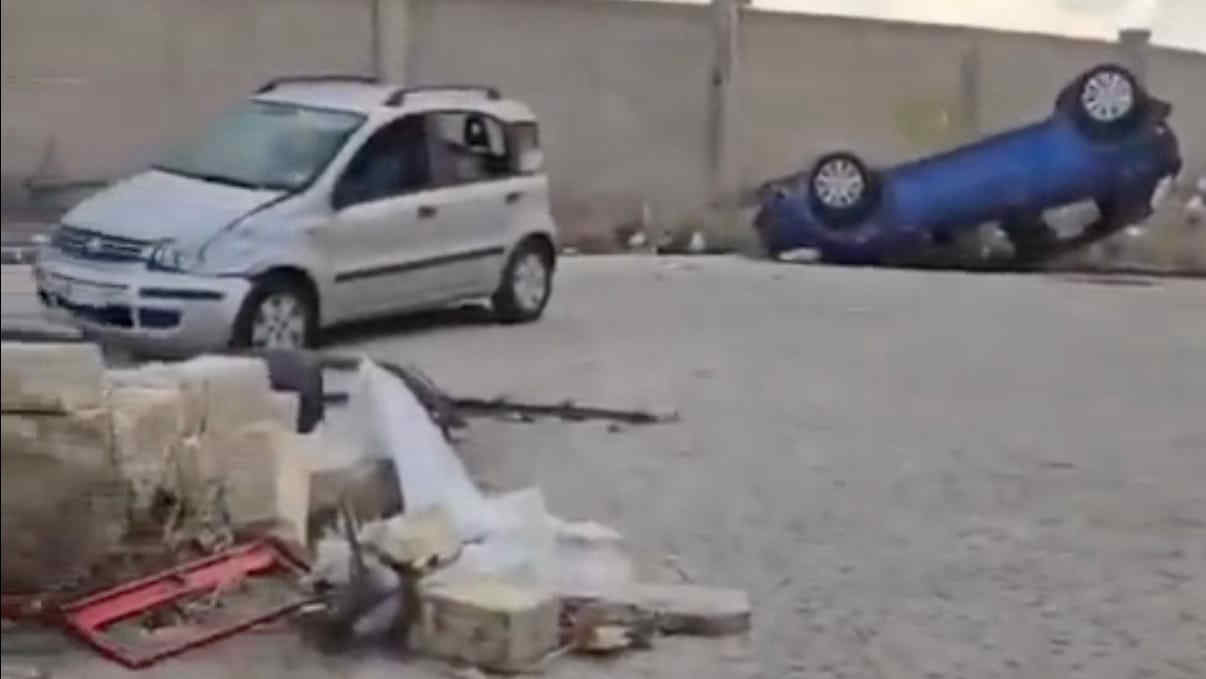 Doppia tromba d’aria a Marsala: auto capovolte e feriti, le immagini impressionanti