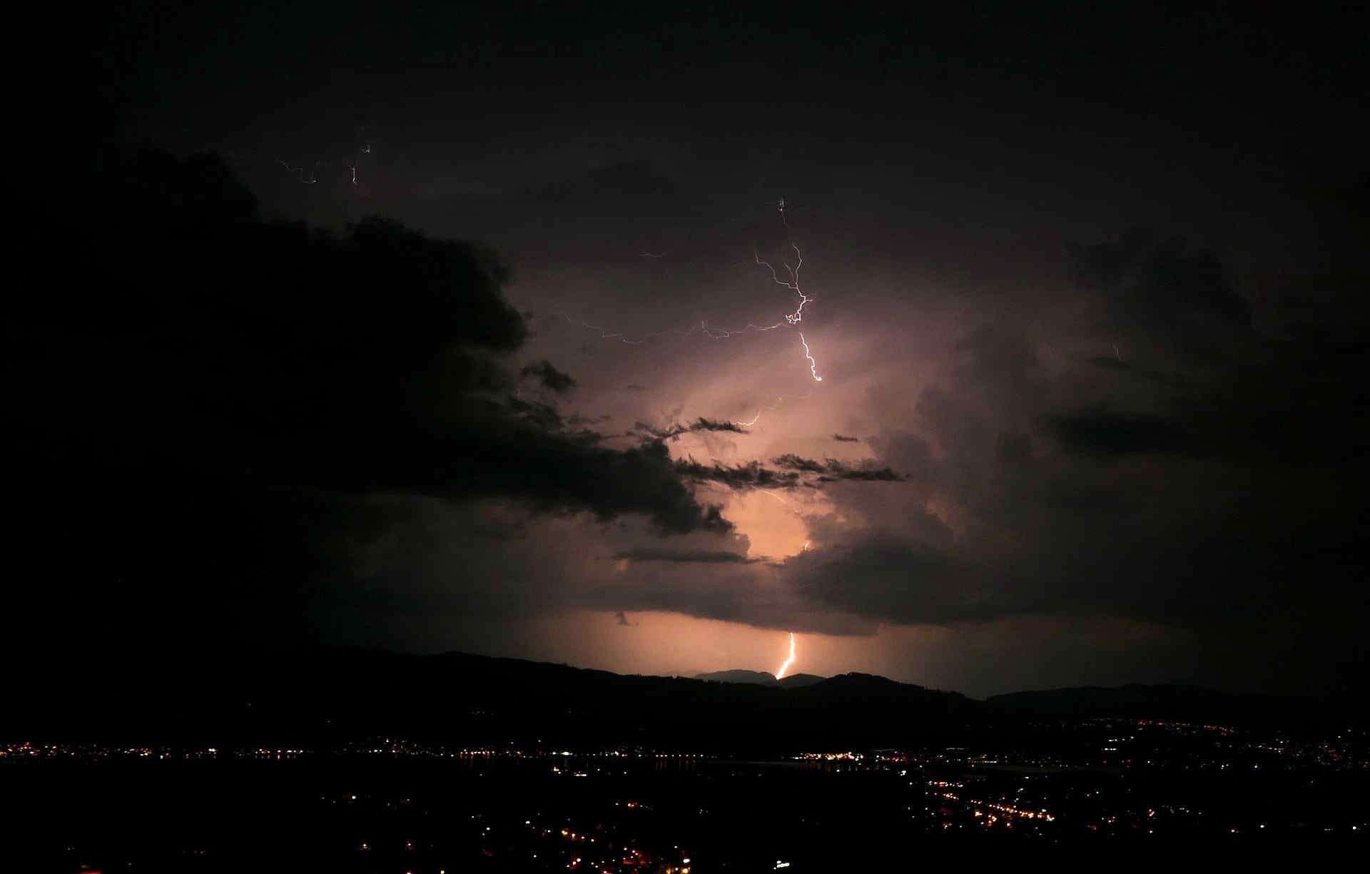 Maltempo in Friuli Venezia Giulia: piogge battenti e temporali tra Carso e litorale, caduti fino a 80 mm nella notte